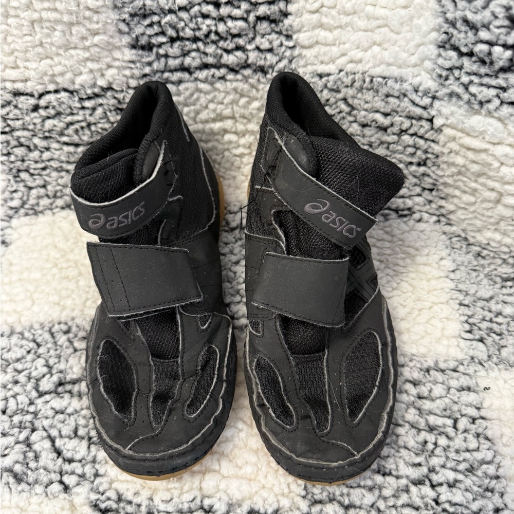 Asics Kids Black Wrestling Shoes - size 3y